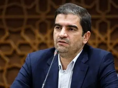 مجلس کنار وزارت میراث فرهنگی و فعالان بخش خصوصی گردشگری ایستاده است