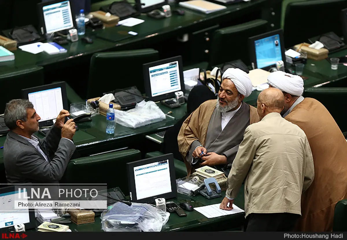 بازماندگان مجلس دهم در راهروهای صداوسیما