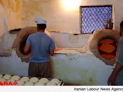 دستمزد ثابتِ کارگران نانوا در مقابل تورم کالاهای اساسی/ دولت به کارگران یارانه بدهد