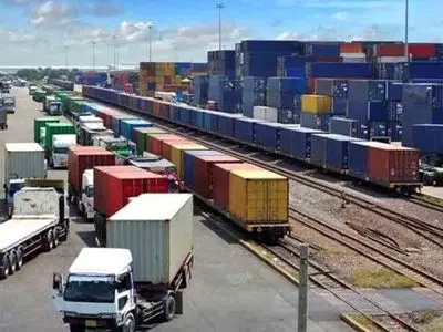 ترخیص ۱۴ هزار تن کالای اساسی از گمرکات آذربایجان‌شرقی