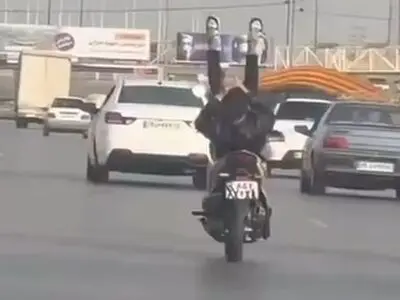 اقدام فوق‌العاده خطرناک یک هموطن بر روی موتور + فیلم
