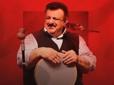 هرگز ایستاده نمی‌خوانم، به اعضای گروهم هم اجازه نمی‌دهم حرکات اضافه انجام دهند