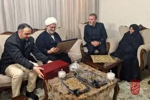 دیدار حجت الاسلام حاج علی اکبری با یک خانواده شهید