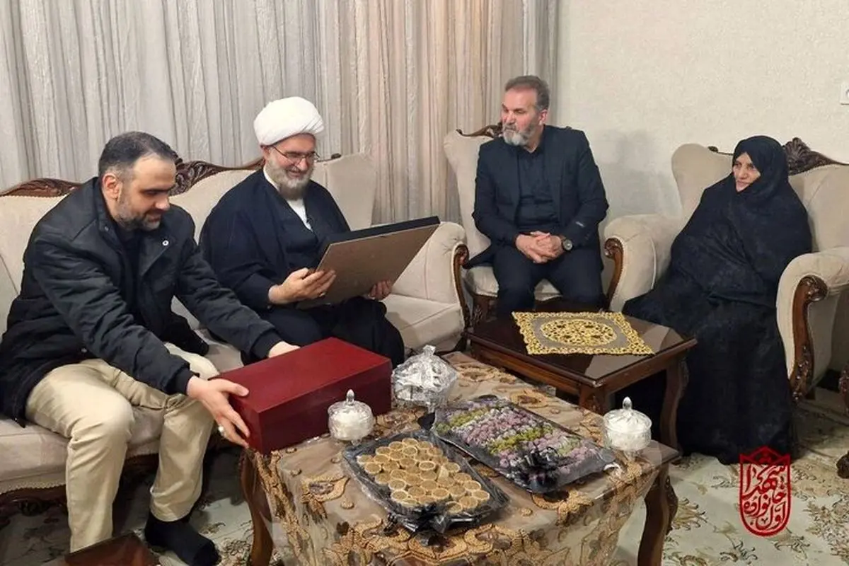 دیدار حجت الاسلام حاج علی اکبری با یک خانواده شهید