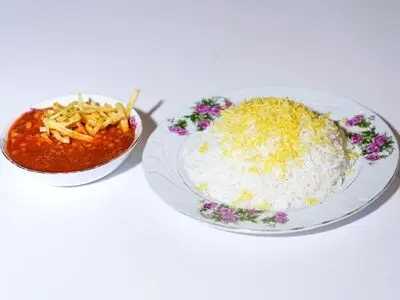 خوردن غذا با طعم خانگی به ویژه قیمه و قورمه سبزی در رستوران تاپو