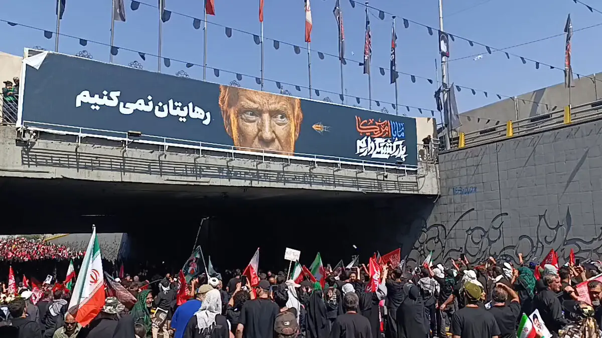 مردم در تشییع آقای شهید ایران به شیطان بزرگ سنگ زدند و عکسش را پاره کردند + فیلم