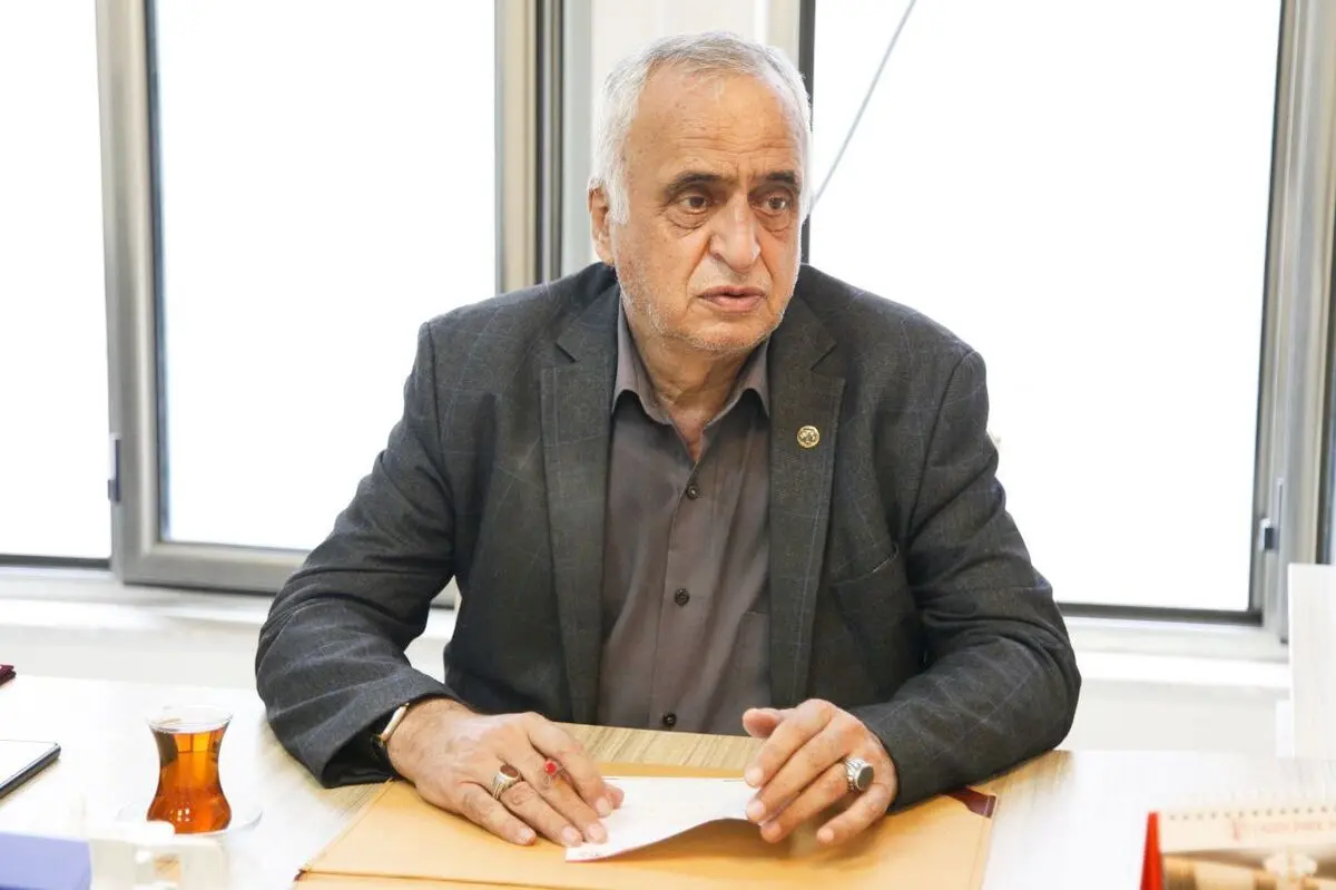 صداقت: قرارداد فرعباسی با ذوب آهن غیرقانونی است/ از او شکایت می‌کنیم