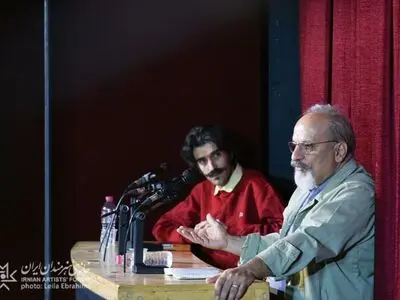 ایستادگی در برابر دوربین قدرت؛ خوانشی امروزین از «هملت»