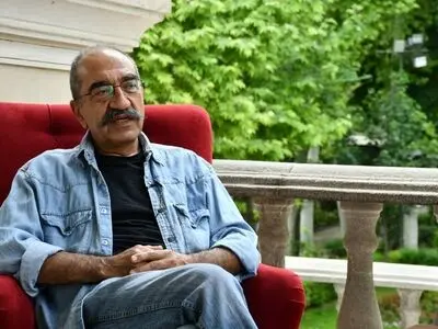 کیمیایی دارای روحیه هنرمندانه همراه با طنز انسانی است