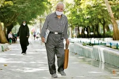 زندگی بازنشستگان با رانندگی در اسنپ و دست‌فروشی می‌گذرد/ بار سنگین هزینه‌های درمان بر دوش بازنشستگان