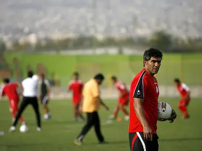 آموزش پنالتی زدن به فروزان توسط عابدزاده (ویدئو)