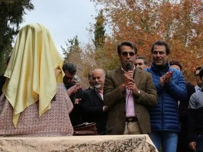 جای تاسف است که هنوز مجسمه‌ای از حافظ ساخته نشده/ دید شهرداری‌ها به هنر مناقصه‌ای است