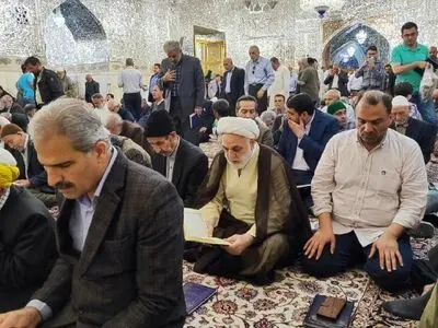 حضور رئیس قوه قضائیه در نماز جمعه مشهد مقدس و گفت‌وگو با مردم و زائران 
