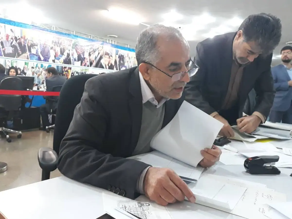 نماینده ادوار فیروزآباد فارس ثبت‌نام کرد