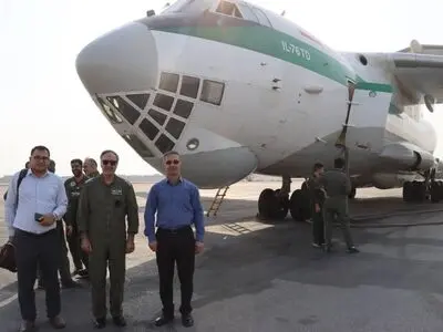 آغاز عملیات اطفای حریق در بخش عراقی تالاب هورالعظیم با حضور هواپیمای آب‌پاش

