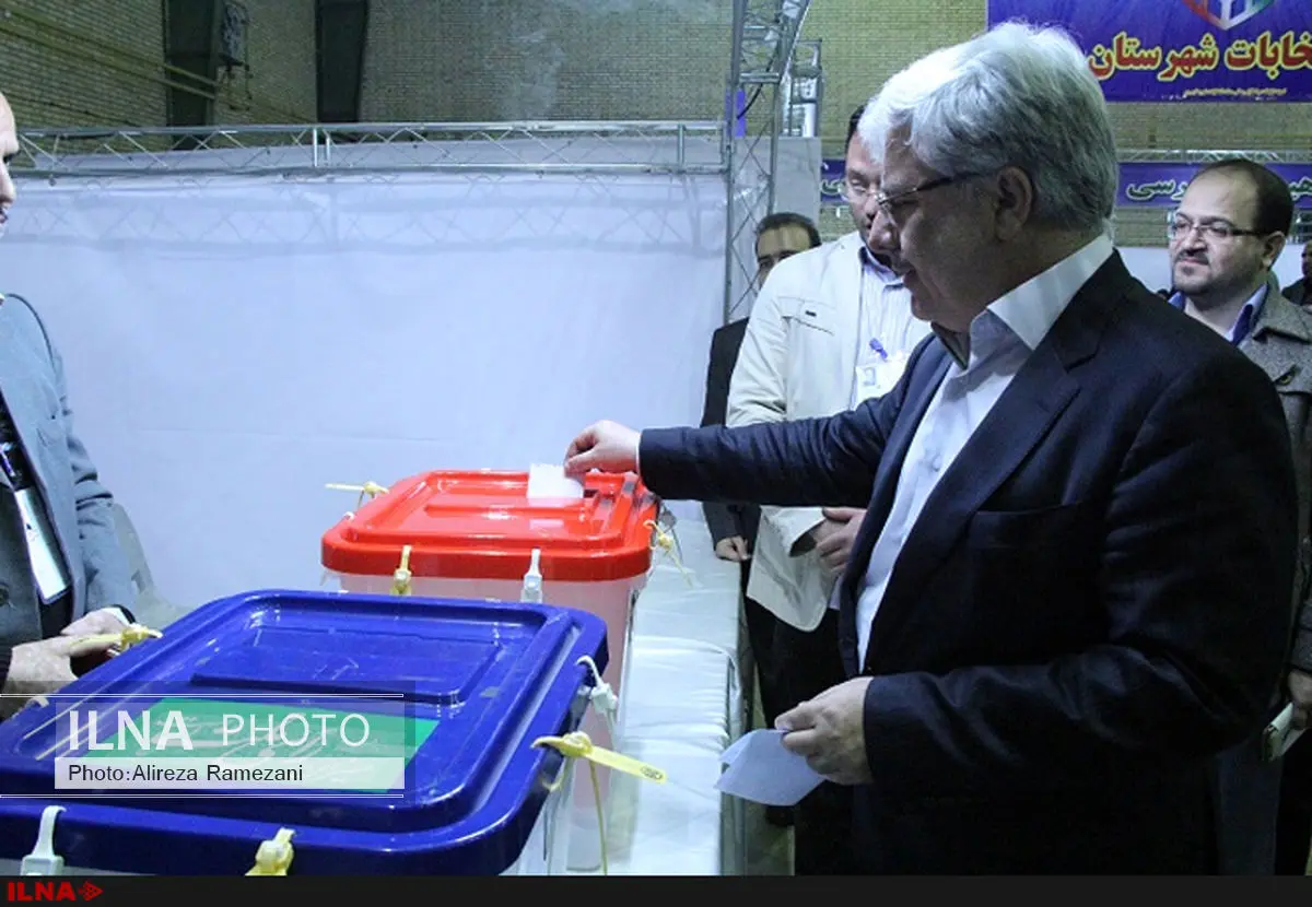 مدیرعامل تامین اجتماعی رای خود را در شهر ری به صندوق انداخت