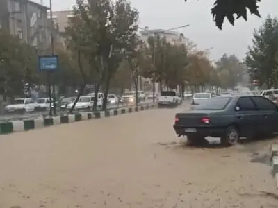 جاری شدن سیلاب در خیابان‌های شهر مریوان + فیلم