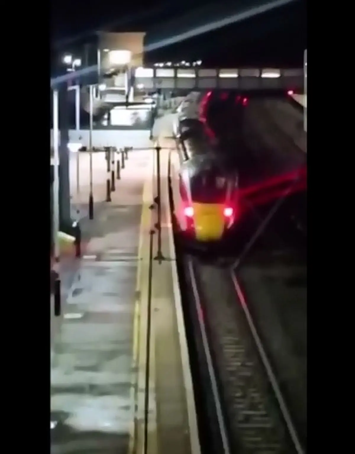 حمله خونین در قطار انگلیس؛ حال ۹ نفر وخیم است + فیلم