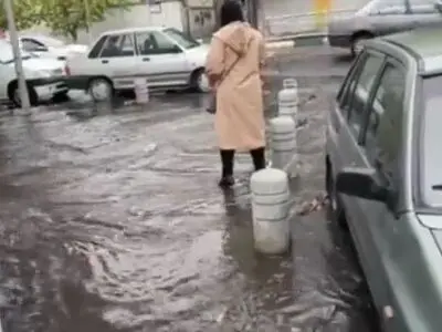 آبگرفتگی پیاده‌رو خیابان ولیعصر تهران و سرریز فاضلاب در مسیر عبور مردم بعد از بارش باران پاییزی + فیلم