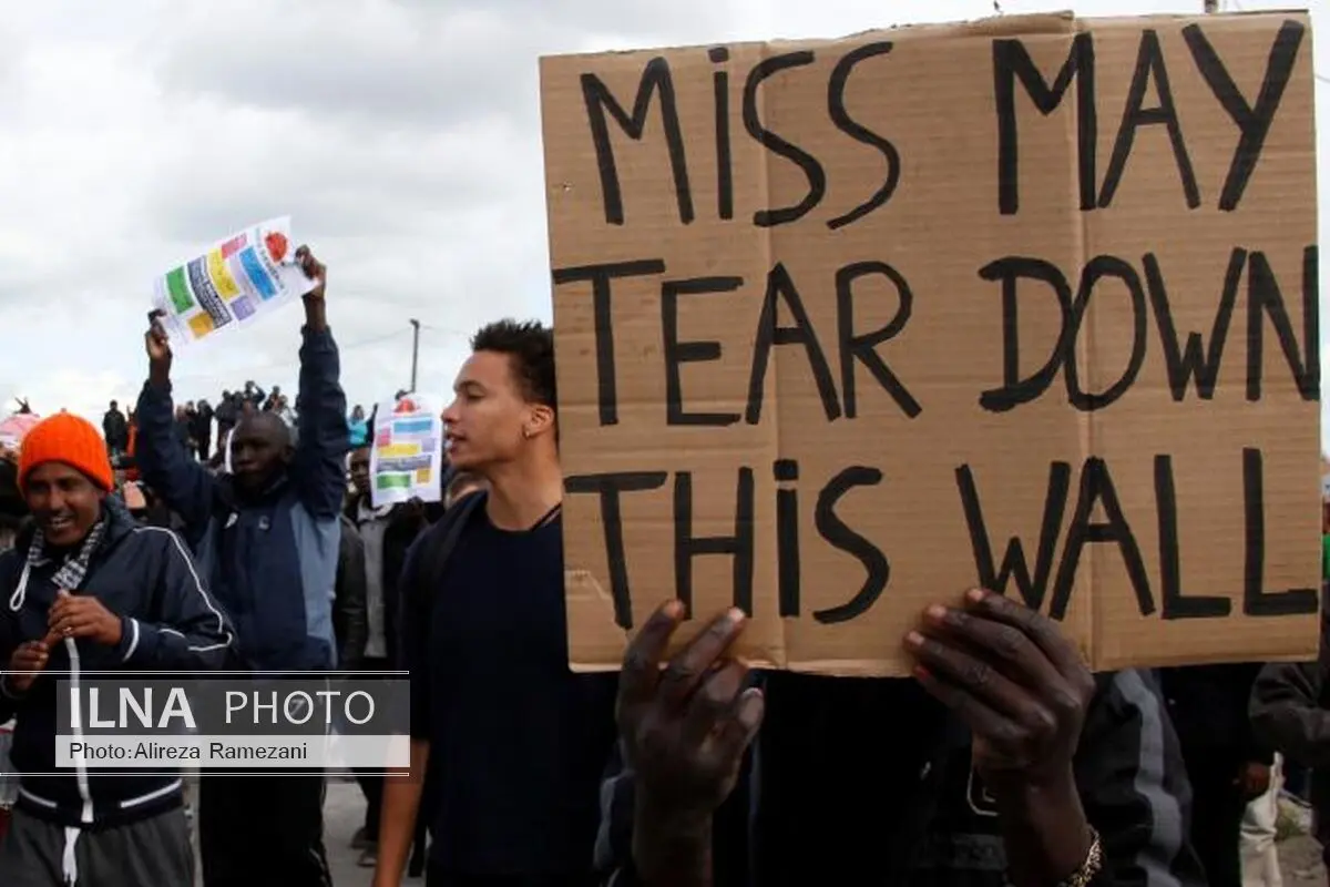 Police clash with migrants and protesters outside Jungle camp