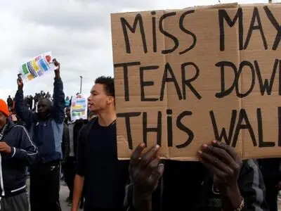 Police clash with migrants and protesters outside Jungle camp