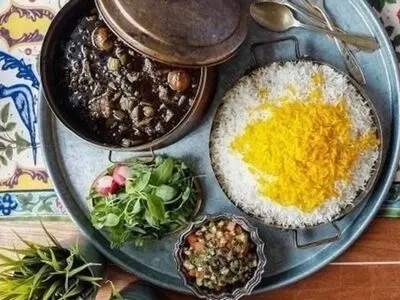 عکس‌های متفاوت سحری‌خوردن یک خانواده ۶۶سال قبل