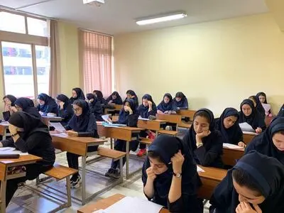 اخراج دانش آموز اصفهانی به دلیل ناتوانی مالی! 