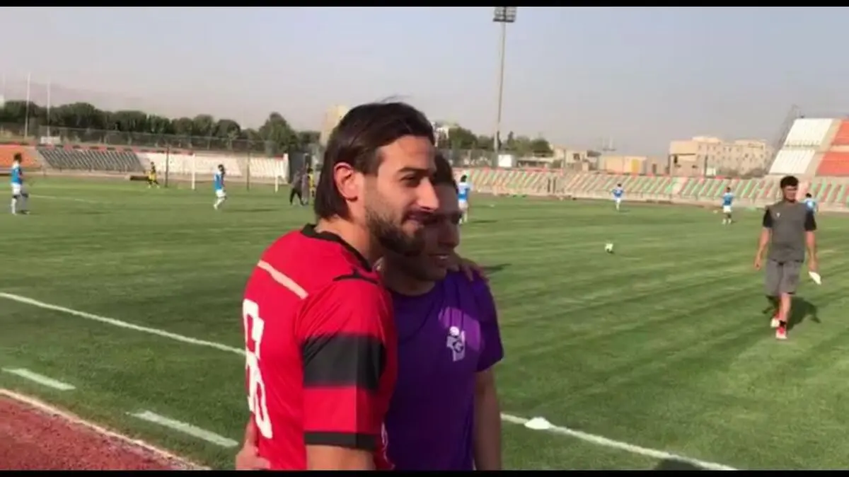 شادی منشوری و کنایه آمیز مهاجم سابق استقلال با پیراهن قرمز (عکس)