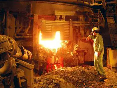 کارگران ذوب آهن اصفهان خواستار بازنگری در طبقه‌بندی مشاغل هستند 