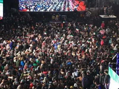 گزارشی از کنسرت خیابانی « شب ایران» در میدان انقلاب/ رونمایی از تندیس شاپور پادشاه ساسانی