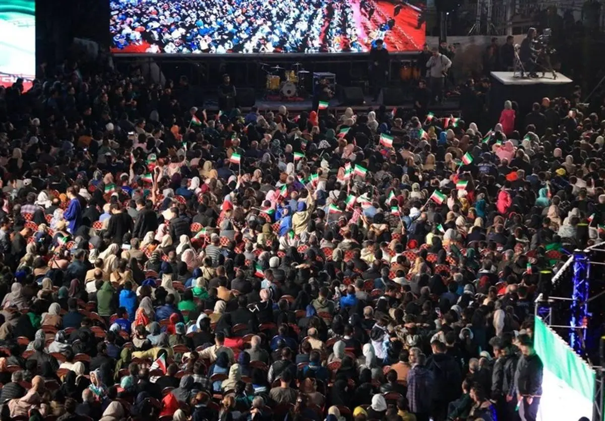 گزارشی از کنسرت خیابانی « شب ایران» در میدان انقلاب/ رونمایی از تندیس شاپور پادشاه ساسانی