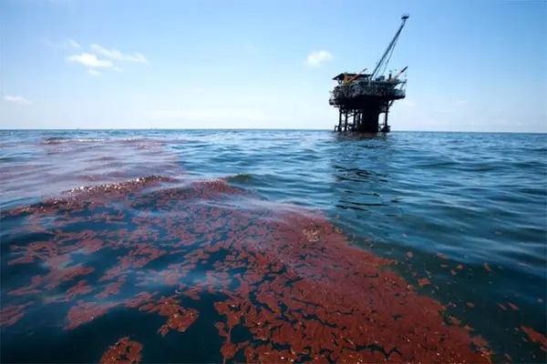 مقابله با آلودگی نفتی در خور خونسرخ بندرعباس 