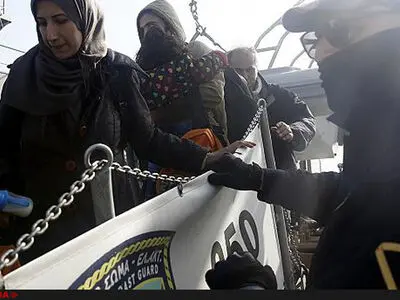 پلیس یونان دو هزار پناهجو را به اردوگاه‌های رسمی منتقل کرد