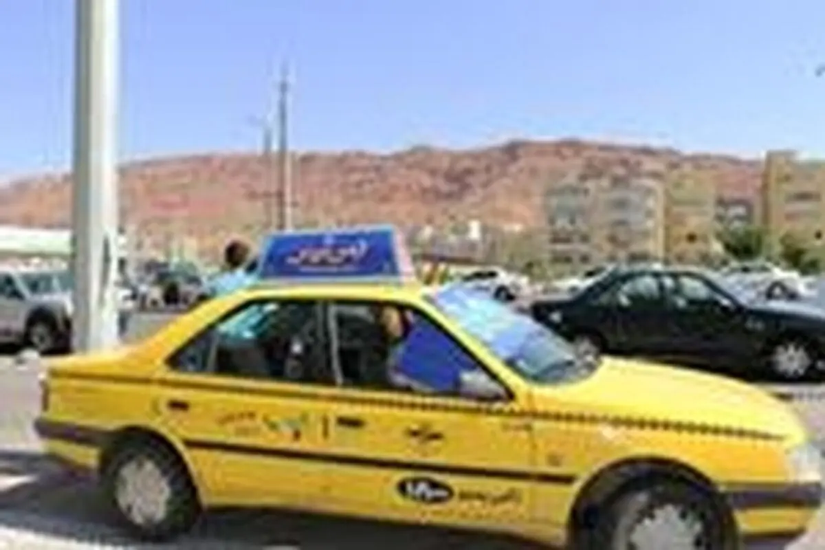 گردشگران تبریز از اتوبوس‌های گردشگری و تاکسی‌های " از من بپرس " استقبال کردند