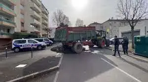 اعتراض ادامه دار کشاورزان فرانسوی با تخلیه زباله در خیابانها+ فیلم