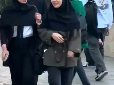 واکنش جالب دانشجویان به دریافت گل از پلیس! + فیلم