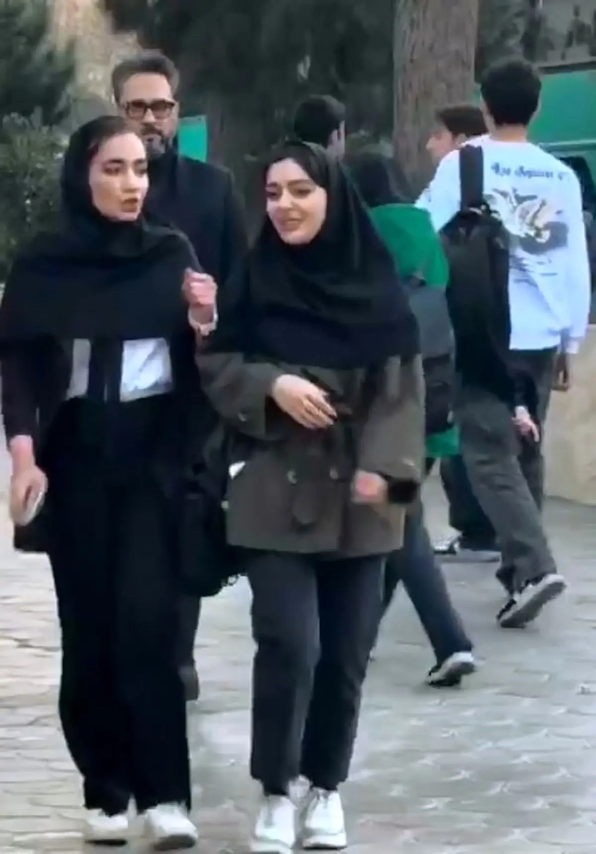 واکنش جالب دانشجویان به دریافت گل از پلیس! + فیلم