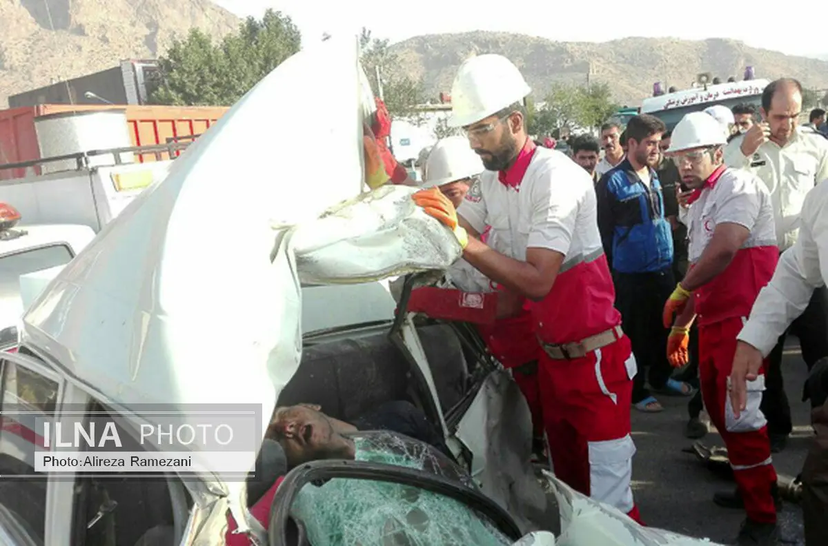 برخورد یک دستگاه مینی بوس با وانت پیکان 13 کشته و زخمی برجای گذاشت