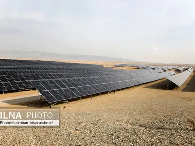 رکورد نصب روزانه ۴۰۰۰ پنل خورشیدی در نیروگاه تجدیدپذیر ۶۳ مگاواتی شمس‌آباد