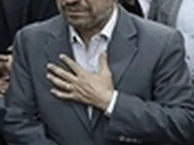 مراسم ترحیم مادر احمدی‌نژاد آغاز شد