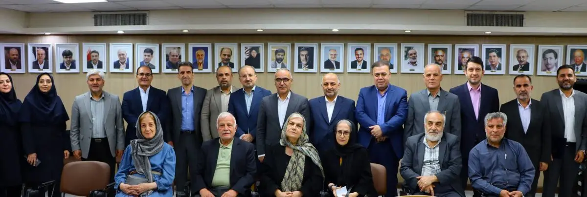 امضای قرارداد بیمه تکمیلی بازنشستگان کشوری با بیمه دی / استقبال کانون های بازنشستگی از بیمه دی به دلیل خوشنامی در درمان و خدمات برخط
