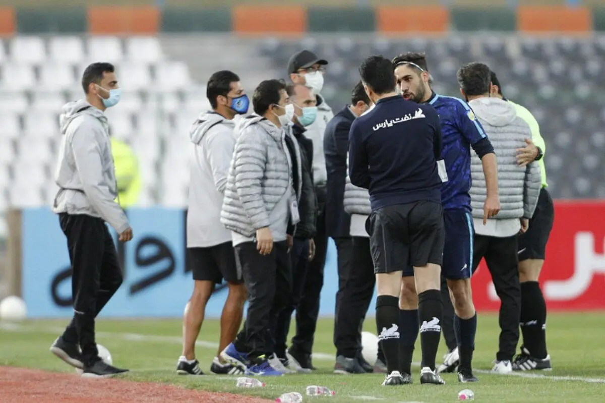 ویدیو: اعتراض بازیکنان و کادر پیکان کارت قرمز را به کارت زرد تبدیل کرد!