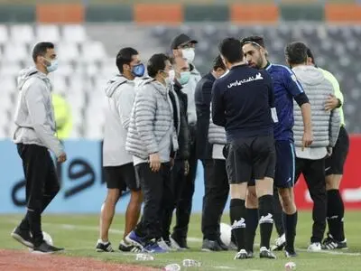ویدیو: اعتراض بازیکنان و کادر پیکان کارت قرمز را به کارت زرد تبدیل کرد!