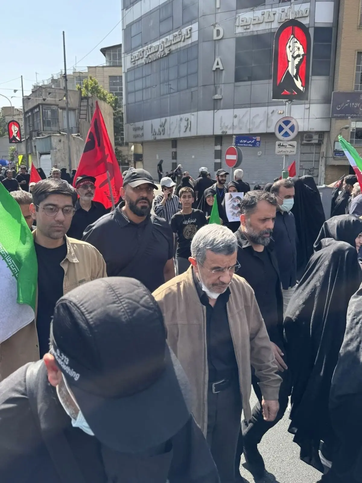 حضور محمود احمدی‌نژاد در مراسم تشییع رهبر شهید انقلاب