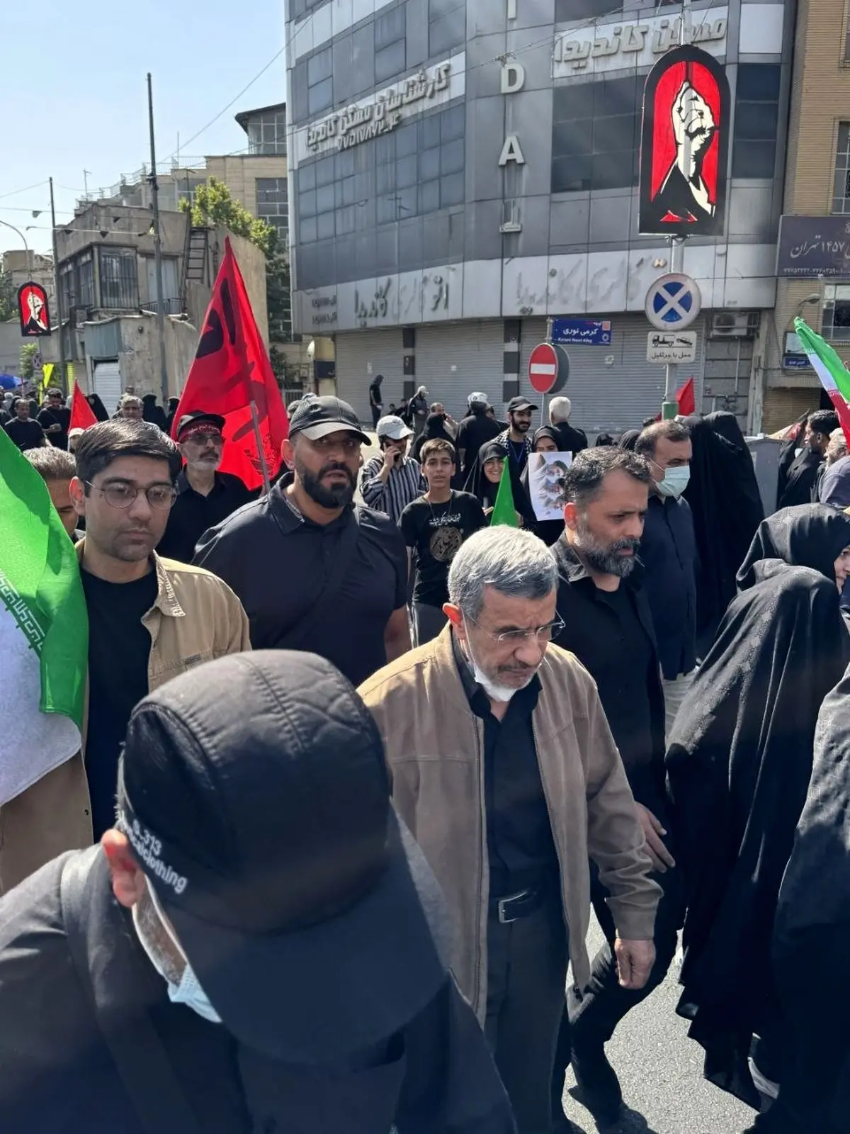 حضور محمود احمدی‌نژاد در مراسم تشییع رهبر شهید انقلاب