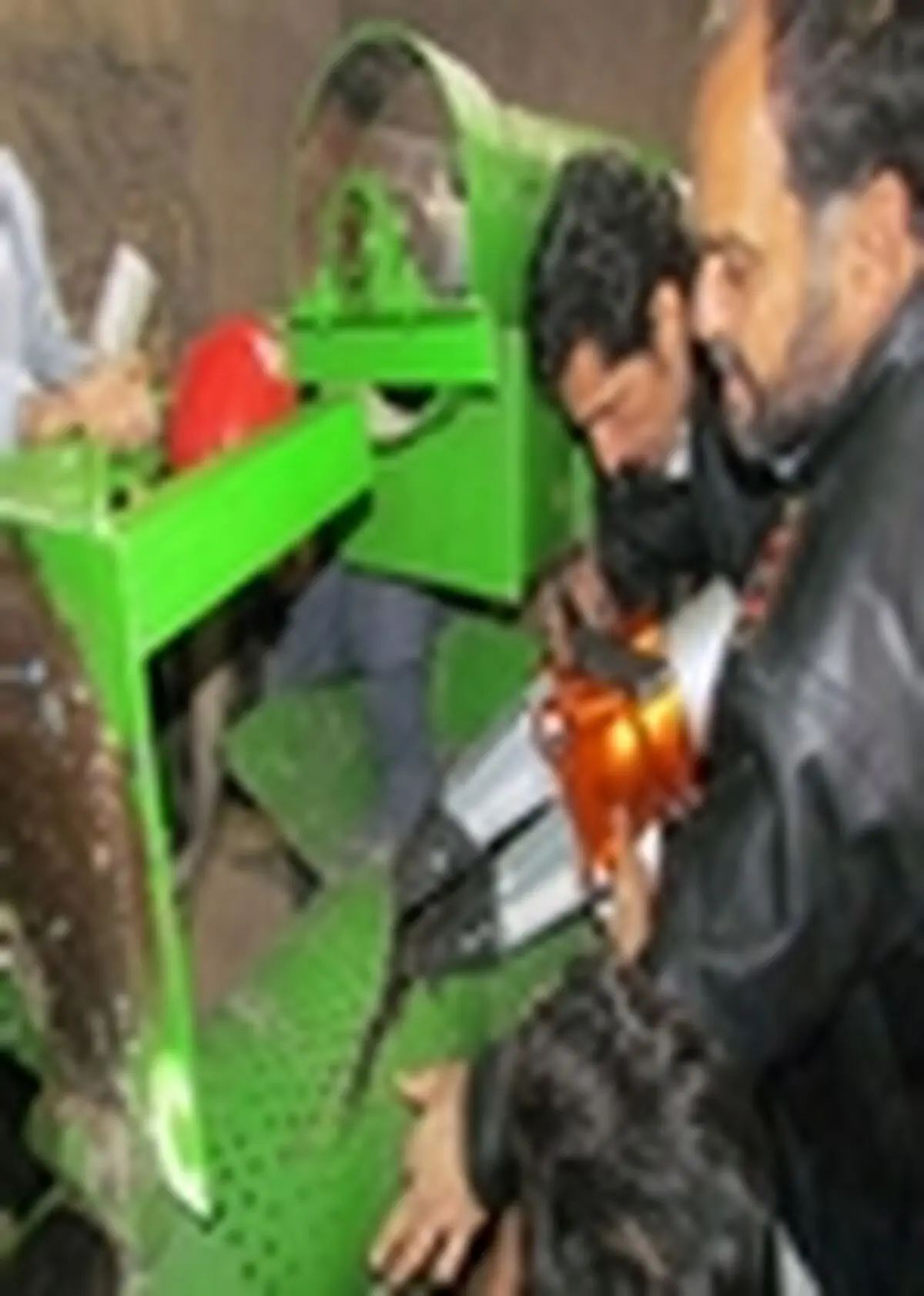دست کارگر بازیافت در کاشان از زیر دستگاه خردکن آزاد شد
