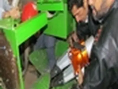 دست کارگر بازیافت در کاشان از زیر دستگاه خردکن آزاد شد