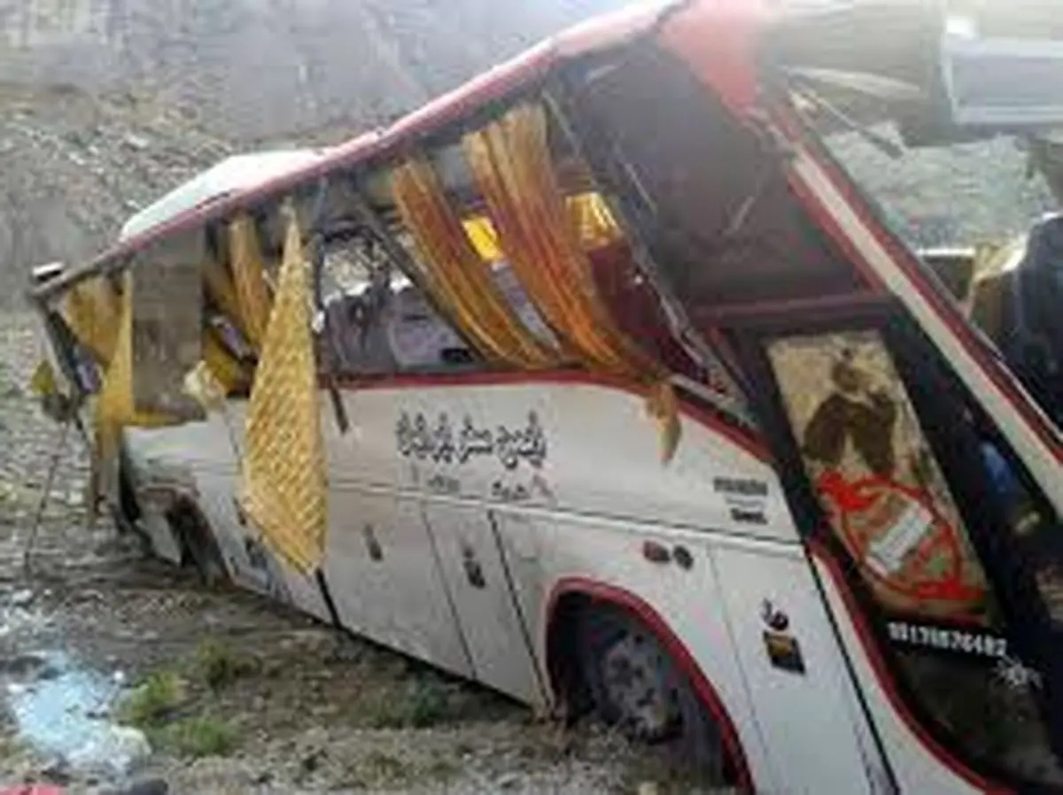 4 کشته و زخمی در حادثه واژگونی اتوبوس در جاده سروستان-شیراز