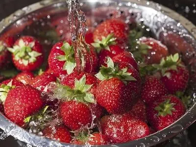 بهترین روش شستن توت فرنگی‌ کدام است؟ 