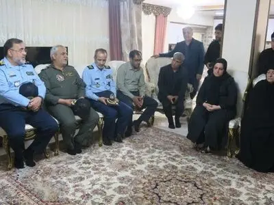 دیدار سرتیپ واحدی با خانواده شهدای خلبان سانحه بالگرد رئیس‌جمهور
